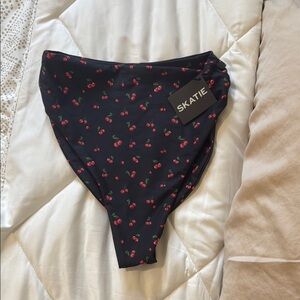 Skatie Monroe Bottoms in Chelsea print- Cherry